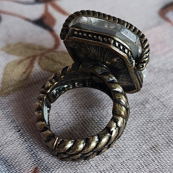 Emerald Cut Large Clear Stone Cocktail Ring Stretch Brass Tone Rhinestone Size 7 - Picture 4 of 11